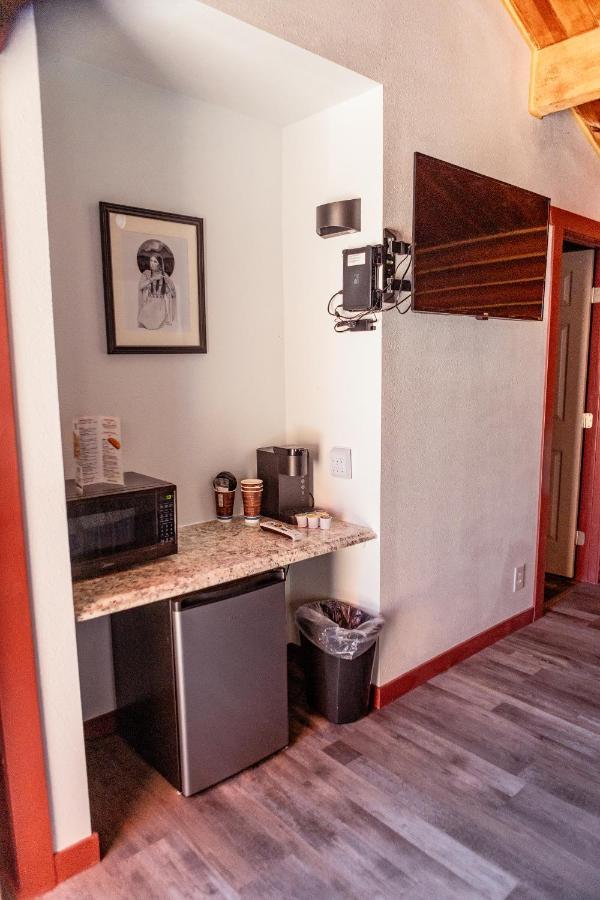 Big Medicine Cabins Saint Ignatius Exterior photo